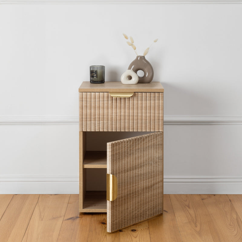 BEDSIDE TABLE - NATURAL OAK - FLUTED - PULL BRASS