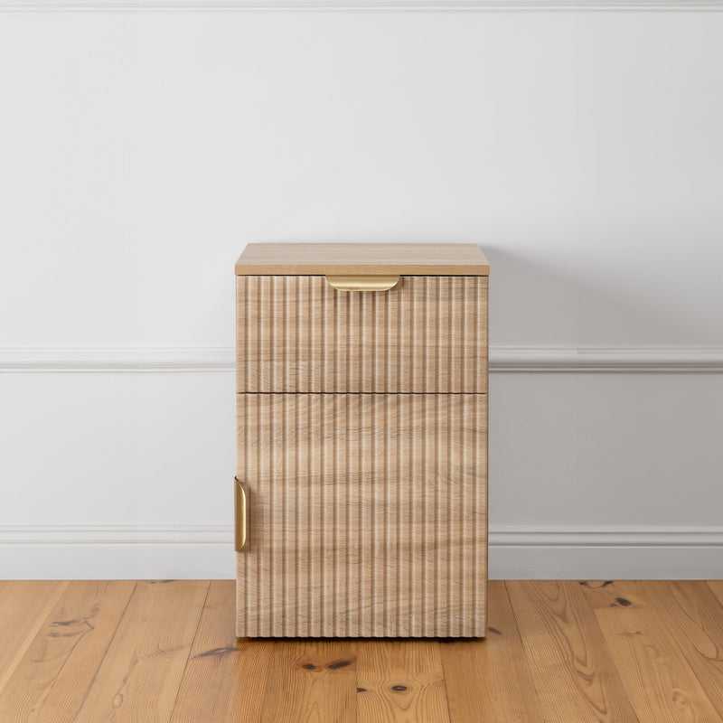 BEDSIDE TABLE - NATURAL OAK - FLUTED - PULL BRASS